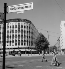 Németország, Berlin, Nyugat-Berlin, az Uhlandstrasse - Kurfürstendamm keresztezödése., 1958, UWM Libraries, Nyugat-Berlin, képarány: négyzetes, útjelző tábla, modern építészet, gyalogátkelő, Fortepan #259326