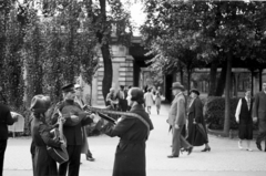 Germany, Berlin, Hardenbergplatz (Joachimstaler Strasse) a Hertzallee (Kurfürstenallee) felé nézve. Az Üdvhadsereg katonái zenélnek a Bahnhof Zoo-nál (a kép készítöje háta mögött a Planetárium)., 1934, UWM Libraries, musician, Salvation Army, guitar, Fortepan #259328