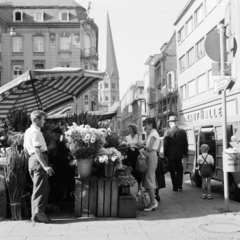 Németország, Bonn, Remigiusplatz, szemben a Remigiusstrasse. Háttérben a Bonner Münster bazilika tornya., 1958, UWM Libraries, virágárus, NSZK, képarány: négyzetes, Fortepan #259330