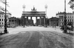 Németország, Berlin, Pariser Platz, szemben a Brandenburgi kapu., 1934, UWM Libraries, Clarence Woodrow Sorensen, kerékpár, Fortepan #259343