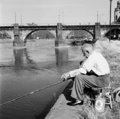 Németország, Koblenz, Peter-Altmeier-Ufer a Mosel folyó partján, háttérben a Balduinbrücke, jobbra az Alte Burg., 1958, UWM Libraries, horgászat, NSZK, képarány: négyzetes, Fortepan #259344