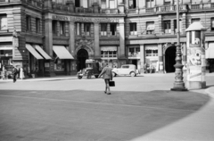 Németország, München, Promenadeplatz (Ritter-von-Epp-Platz), balra az amtliche bayerische Reisebüro (abr) székháza., 1934, UWM Libraries, Clarence Woodrow Sorensen, Fortepan #259345