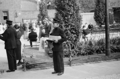 Németország, Berlin, Hardenbergplatz (Joachimstaler Strasse), az Üdvhadsereg katonái zenélnek és árulják a hetilapjukat a Bahnhof Zoo-nál, balra a háttérben a Planetárium., 1934, UWM Libraries, Clarence Woodrow Sorensen, Fortepan #259358