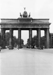 Németország, Berlin, Pariser Platz, szemben a Brandenburgi kapu., 1934, UWM Libraries, Clarence Woodrow Sorensen, Fortepan #259359