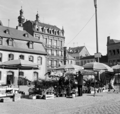 Németország, Koblenz, Münzplatz, jobbra a Münzstrasse., 1958, UWM Libraries, NSZK, képarány: négyzetes, kézikocsi, napernyő, virágárus, Fortepan #259367