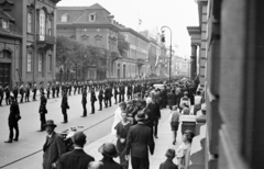 Németország, Berlin, Wilhelmstrassee, az emberek és a katonai sorfal a birodalmi elnöki palota (más néven Palais des Reichs Presidents) előtt állnak, Hitler hatalomra jutásának évfordulóján, 1934, UWM Libraries, Clarence Woodrow Sorensen, sorfal, gázlámpa, motorkerékpár, SS-szervezet, NSDAP, német katona, Fortepan #259368