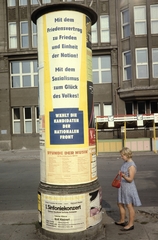 Germany, Berlin, Kelet-Berlin, Burgstraße 26., a Humboldt Egyetem Theológiai Karának épülete előtt az 1961 szeptember 17-i helyhatósági választásokon a Nationale Front jelöltjeire való szavazásra buzdító plakát., 1961, UWM Libraries, Best of, East-Berlin, GDR, colorful, poster, handbag, ad pillar, german text, Fortepan #259374