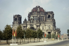 Germany, Berlin, Kelet-Berlin, Múzeum-sziget, a Lustgarten és a Berlini dóm a Schlossbrücke felől., 1961, UWM Libraries, East-Berlin, GDR, colorful, Fortepan #259381