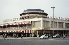 Germany, Berlin, Nyugat-Berlin, a Kurfürstendamm és a Joachimsthaler Strasse (Joachimstaler Strasse) keresztezödése, a Café Kranzler épülete., 1961, UWM Libraries, West Berlin, colorful, street view, neon sign, Volkswagen Beetle, awning, Fortepan #259387