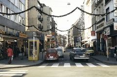 Németország, Köln, balra az Apostelnstrasse, szemben az Ehrenstrasse, jobbra az Albertusstrasse., 1972, UWM Libraries, Harrison Forman, Volkswagen Bogár, gyalogátkelő, Fortepan #259388