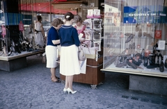 Germany, Berlin, Nyugat-Berlin, a Tauentzienstrasse és a Marburger Strasse keresztezödése, a kirakatban a Tauentzienstrasse 10. szám alatti TAKI mozi tükrözödik., 1961, UWM Libraries, West Berlin, shoe store, Show window, pantyhose, Fortepan #259389