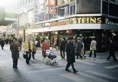 Németország, Köln, Hohe Strasse 117-119., a Steins Fotohaus a Minoritenstrasse felöl., 1972, UWM Libraries, Harrison Forman, Agfa-márka, sétálóutca, babakocsi, NSZK, Fortepan #259390