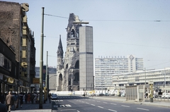 Germany, Berlin, Nyugat-Berlin, Tauentzienstrasse, szemben a Breitscheidplatz, a kép közepén a Vilmos császár emléktemplom (Kaiser-Wilhelm-Gedächtnis-Kirche)., 1961, UWM Libraries, damaged building, West Berlin, Fortepan #259399