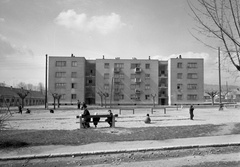 Magyarország, Pécs, Megyeri út, jobbra az épület oldalánál az Athinay utca., 1960, UVATERV, játszótér, utcabútor, Fortepan #2594