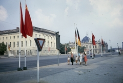 Germany, Berlin, Kelet-Berlin, az Unter den Linden a Bebelplatz-nál, balra a Humboldt Egyetem, tovább a háborús áldozatok emlékműve (Neue Wache) és a Zeughaus (később Német Történeti Múzeum). Háttérben a Múzeum-szigeten a Dóm kupolája látszik, 1961, UWM Libraries, East-Berlin, GDR, Fortepan #259402