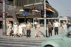 Germany, Berlin, Nyugat-Berlin, a Hardenbergplatz a Joachimsthaler Strasse és a Hardenbergstrasse keresztezödése felöl nézve, a Bahnhof Zoologischer Garten épülete., 1961, UWM Libraries, West Berlin, Fortepan #259404