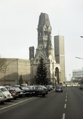 Németország, Berlin, Nyugat-Berlin, Kurfürstendamm, szemben a Vilmos császár emléktemplom (Kaiser-Wilhelm-Gedächtnis-Kirche)., 1972, UWM Libraries, Harrison Forman, színes, Nyugat-Berlin, Fortepan #259413