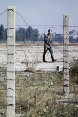 Germany, Berlin, Kelet-Berlin, a berlini fal építése. A felvétel a Potsdamer Platz irányából északkelet felé készült, háttérben a Behrenstrasse eleje látható., 1961, UWM Libraries, machine gun, German soldier, barb wire, West Berlin, East-Berlin, GDR, Berlin Wall, weapon, gun, bayonet, bayonet, Fortepan #259425