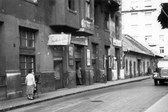 Magyarország, Budapest IX., Tompa utca 25, Ferenc téri sarokház., 1961, Ferencvárosi Helytörténeti Gyűjtemény, üzletportál, háztartási bolt, Csepel D-420, Budapest, Fortepan #25943