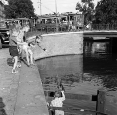 Hollandia, Amszterdam, Hugo de Grootkade a Frederik Hendrikstraat kereszteződése előtt, szemben a 7-es számú amszterdami híd., 1956, UWM Libraries, fiúk, képarány: négyzetes, madzag, villamos, Fortepan #259459