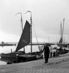 Hollandia, Volendam, kikötő., 1956, UWM Libraries, Eugene Vernon Harris, képarány: négyzetes, vitorláshajó, Fortepan #259462