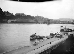 Magyarország, Budapest V.,Budapest I., a budai Vár és a Széchenyi Lánchíd a pesti oldalról, a Hungária Szállóból nézve., 1913, UWM Libraries, Frederick Gardner Clapp, gőzhajó, kikötő, rakpart, villamos, Hunyadi János-ábrázolás, Budapest, Fortepan #259474