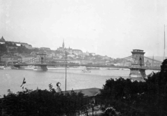 Magyarország, Budapest V.,Budapest I., a Széchenyi Lánchíd, a budai Vár, középen a Mátyás-templom a pesti oldalról nézve., 1913, UWM Libraries, Frederick Gardner Clapp, köztéri óra, Budapest, Fortepan #259477