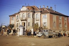 Magyarország, Dorog, Bécsi út, szemben a Városháza, jobbra az Esztergomi út., 1960, UWM Libraries, színes, pavilon, középület, újságárus, TEFU-szervezet, Fortepan #259479