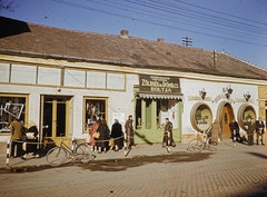 Magyarország, Esztergom, Rákóczi tér., 1960, UWM Libraries, kerékpár, színes, zöldséges, italbolt, Fortepan #259493