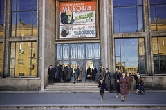 Magyarország, Dunaújváros, (Sztálinváros), Dózsa György (Ságvári) tér, Dózsa mozi, 1960, UWM Libraries, színes, moziműsor, filmplakát, Fortepan #259495