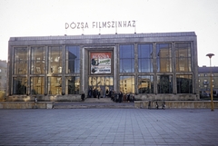 Magyarország, Dunaújváros, (Sztálinváros), Dózsa György (Ságvári) tér, Dózsa mozi, 1960, UWM Libraries, színes, modern építészet, neon felirat, tükröződés, filmplakát, Fortepan #259506