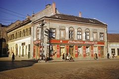 Magyarország, Esztergom, a Lőrinc utca (Mártírok útja) mára elbontott házai.a Széchenyi tér sarkán., 1960, UWM Libraries, kerékpár, élelmiszerbolt, színes, Fortepan #259514