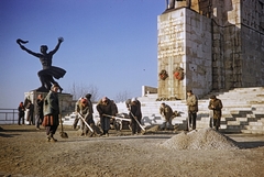 Magyarország, Gellérthegy, Budapest XI., a Felszabadulási Emlékmű (Kisfaludi Strobl Zsigmond) "Fáklyás" mellékalakja., 1960, UWM Libraries, Budapest, színes, munkásnő, munkás, lapát, építőanyag, Fortepan #259517