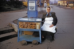 Magyarország, Budapest II., perecárus a Margit híd budai hídfőjénél lévő villamos-végállomásnál, háttérben a mai Germanus Gyula park., 1960, UWM Libraries, Best of, Budapest, színes, kisiparos, mozgóárus, Fortepan #259518