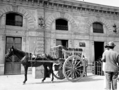 Olaszország, Palermo, Palermo Centrale pályaudvar., 1927, UWM Libraries, Frederick Gardner Clapp, hordár, vámház, vámhivatal, lovaskocsi, kerék, láda, Fortepan #259528