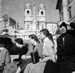 Olaszország, Róma, Piazza di Spagna, szemben a Spanyol-lépcső és egy egyiptomi obeliszk, mögötte a Trinitá dei Monti templom., 1959, UWM Libraries, nők, arc profil, Fortepan #259532