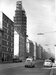 Magyarország, Budapest IX., Üllői út a Thaly Kálmán utca felől a Nagykörút felé nézve. Felállványozva az Örökimádás templom., 1960, Ferencvárosi Helytörténeti Gyűjtemény, templom, autóbusz, csehszlovák gyártmány, magyar gyártmány, teherautó, utcakép, városkép, Skoda-márka, MÁVAG-márka, automobil, Skoda 1101/1102 Tudor, MÁVAG Tr5, Skoda Octavia, állvány, rendszám, Budapest, Fortepan #25954