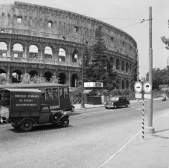 Olaszország, Róma, Piazza del Colosseo, a Colosseum., 1959, UWM Libraries, teherautó, Fortepan #259541