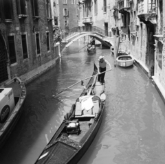 Olaszország, Velence, Rio di Palazzo, Ponte del Remedio., 1956, UWM Libraries, képarány: négyzetes, híd, gondola, Fortepan #259546