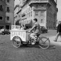 Olaszország, Róma, Piazza di Ponte Sant'Angelo, szemben a Via Paola torkolata., 1959, UWM Libraries, Best of, tricikli, fagylaltos, mozgóárus, Fortepan #259555