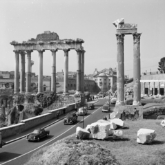 Olaszország, Róma, Forum Romanum, balra Saturnus temploma., 1959, UWM Libraries, forgalom, látkép, Fortepan #259556