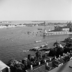 Olaszország, Velence, látkép a Szent Márk-székesegyház harangtornyából, jobbra előtérben a Vámház és a Santa Maria della Salute fogadalmi templom, háttérben a Guidecca sziget., 1956, UWM Libraries, képarány: négyzetes, madártávlat, Fortepan #259566