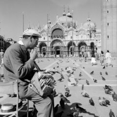 Olaszország, Velence, Szent Márk tér, a Szent Márk-székesegyház és a harangtornya (Campanile)., 1956, UWM Libraries, képarány: négyzetes, micisapka, galamb, könyvárus, Fortepan #259568