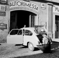 Olaszország, Fondo, a felvétel egy autószerelő műhely előtt készült., 1956, UWM Libraries, reklám, autószerelő, Fiat 500 Topolino, képarány: négyzetes, Fortepan #259571