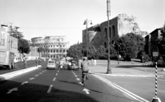 Olaszország, Róma, Via dei Fori Imperiali, szemben a Colosseum, jobbra Constantinus és Maxentius bazilikája a Forum Romanum-on., 1959, UWM Libraries, kerékpár, Fortepan #259572