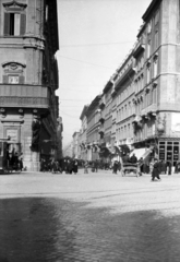 Olaszország, Róma, Piazza Venezia, szemben a Via del Corso., 1924, UWM Libraries, Robert Swanton Platt, lovaskocsi, villamos, utcakép, séta, Fortepan #259579