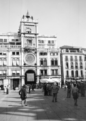 Olaszország, Velence, Szent Márk tér, Óratorony., 1946, UWM Libraries, Harriet Helen Werley, műemlék, épület, épületdísz, járókelő, Fortepan #259583