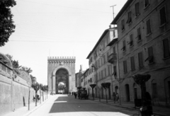 Olaszország, Siena, Viale Camillo Benso di Cavour, szemben az Antiporto di Camollia., 1946, UWM Libraries, Harriet Helen Werley, fasor, utcakép, teherautó, járókelő, automobil, Fortepan #259584