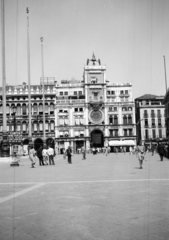 Olaszország, Velence, Szent Márk tér, Óratorony., 1946, UWM Libraries, Harriet Helen Werley, műemlék, épület, épületdísz, felirat, járókelő, Fortepan #259587