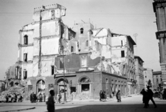 Olaszország, Livorno, Piazza Cavour, jobbra a Via Ginori, a város egyik lebombázott háztömbje., 1946, UWM Libraries, Harriet Helen Werley, lámpaoszlop, háborús kár, épületkár, járókelő, Fortepan #259589